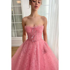 Vestido de fiesta formal glamuroso y dramático con hombros descubiertos, sin mangas, corte A y apliques en toda la prenda
