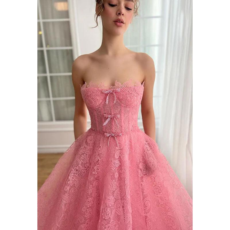Vestido de fiesta formal glamuroso y dramático con hombros descubiertos, sin mangas, corte A y apliques en toda la prenda
