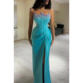 Robe de soirée longue à bretelles, fourreau/colonne, bleue, ornée de perles 