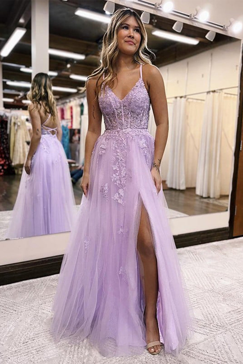 Vestido largo de fiesta lila con tirantes finos, corte en A y apliques