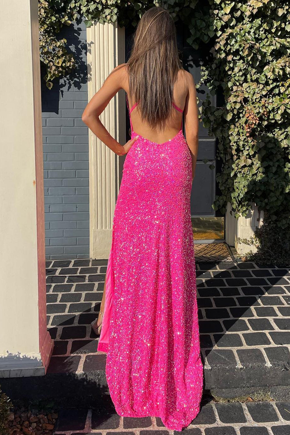 Robe de bal longue sirène rose fuchsia à sequins, col halter et fente sur le devant