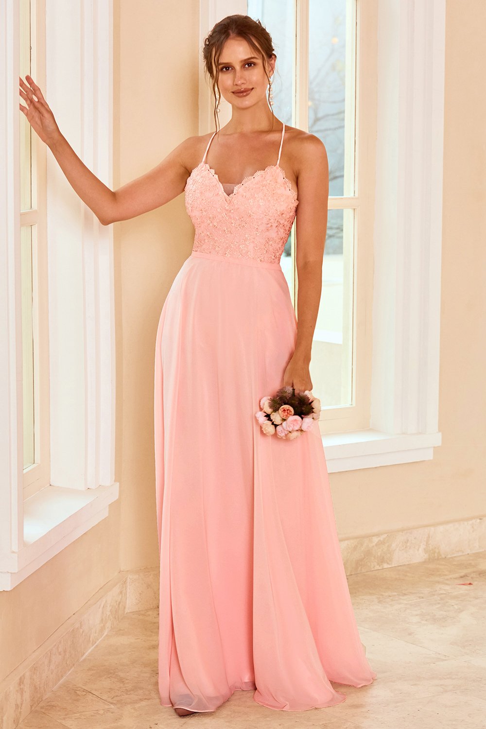 Vestido de dama de honor color rubor con encaje