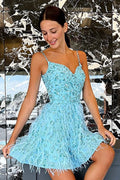 Robe de bal courte bleue élégante à bretelles spaghetti et coupe trapèze, ornée de plumes.