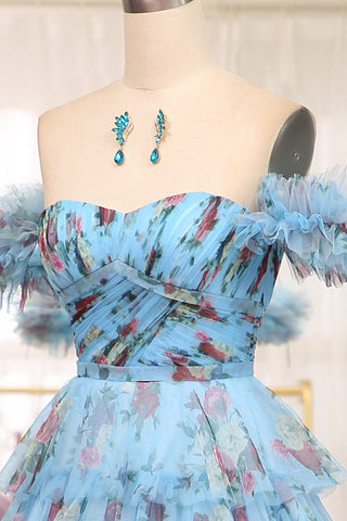 Charmante robe de bal longue bleue imprimée à épaules dénudées et à volants, coupe trapèze.