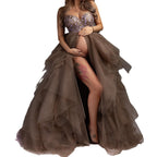 Vestido de maternidad de tul vaporoso con hombros descubiertos y abertura frontal, ideal para sesiones de fotos de barriga grande.