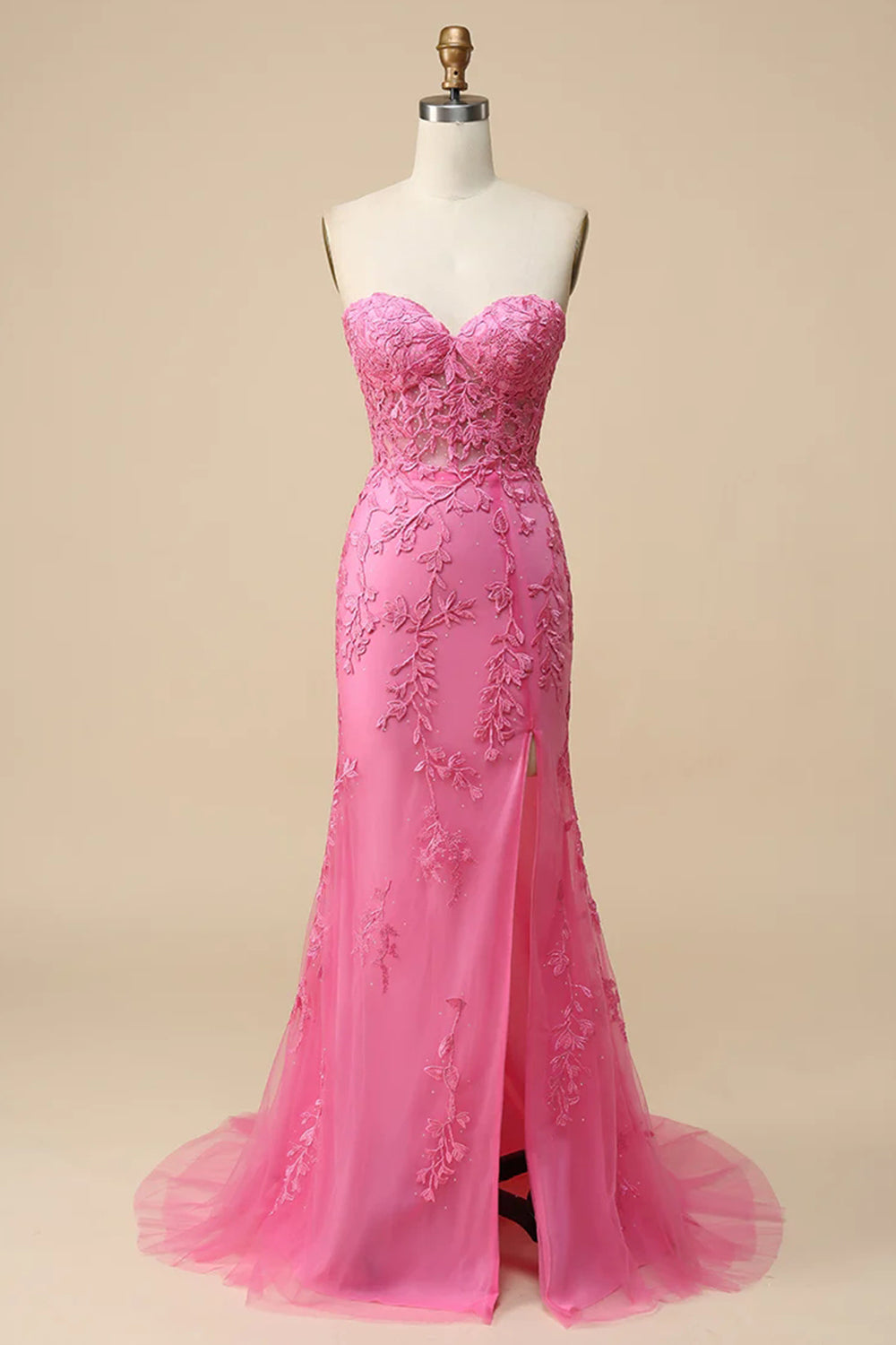 Robe de bal longue en dentelle à corset et décolleté cœur, fendue.