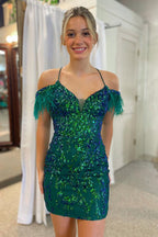 Robe fourreau scintillante vert foncé à épaules dénudées et ornée de plumes, idéale pour un bal de promo.