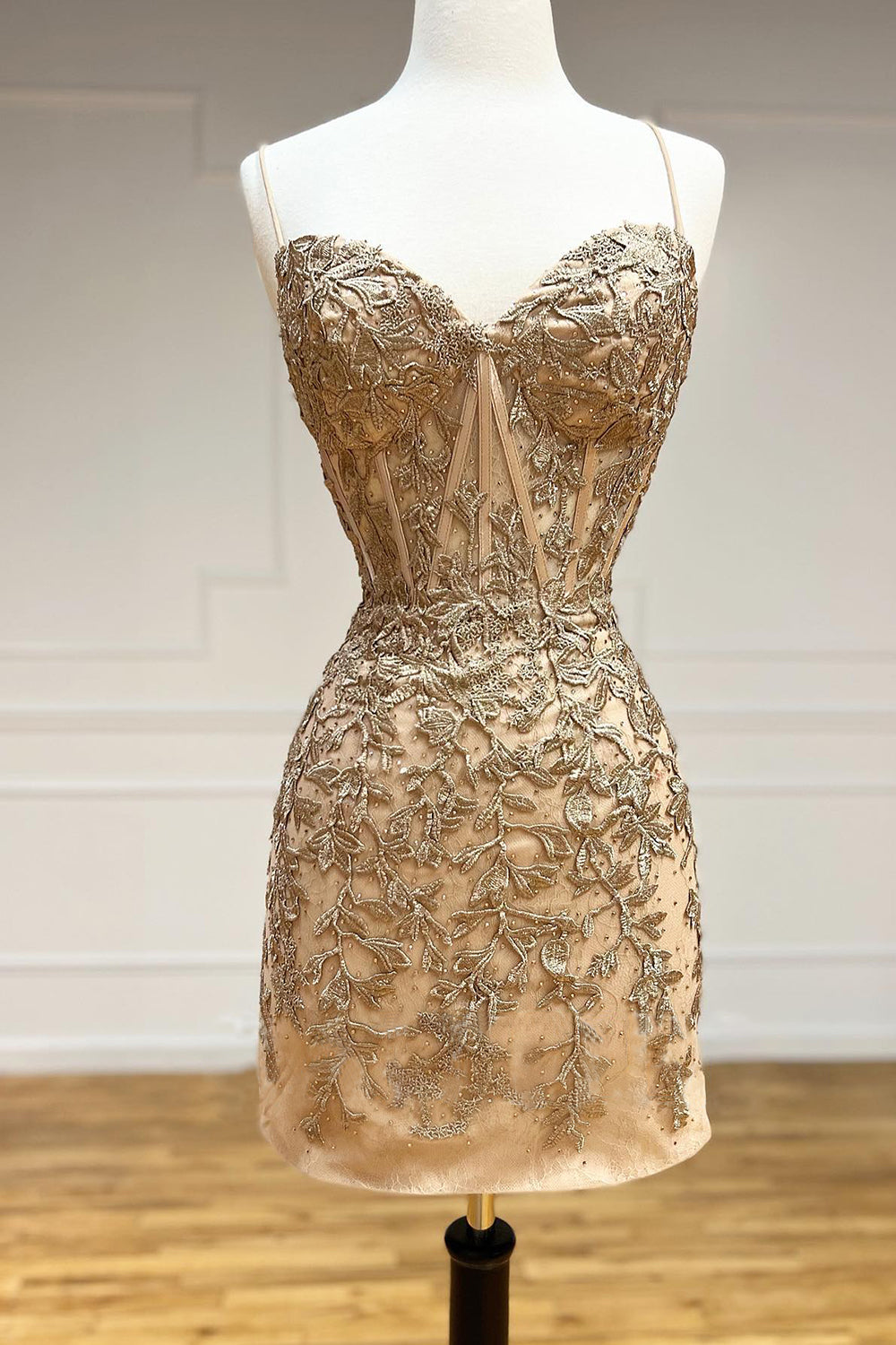 Robe de bal courte gris foncé à fines bretelles et fourreau, ornée d'appliqués