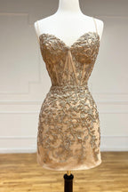 Robe de bal courte gris foncé à fines bretelles et fourreau, ornée d'appliqués