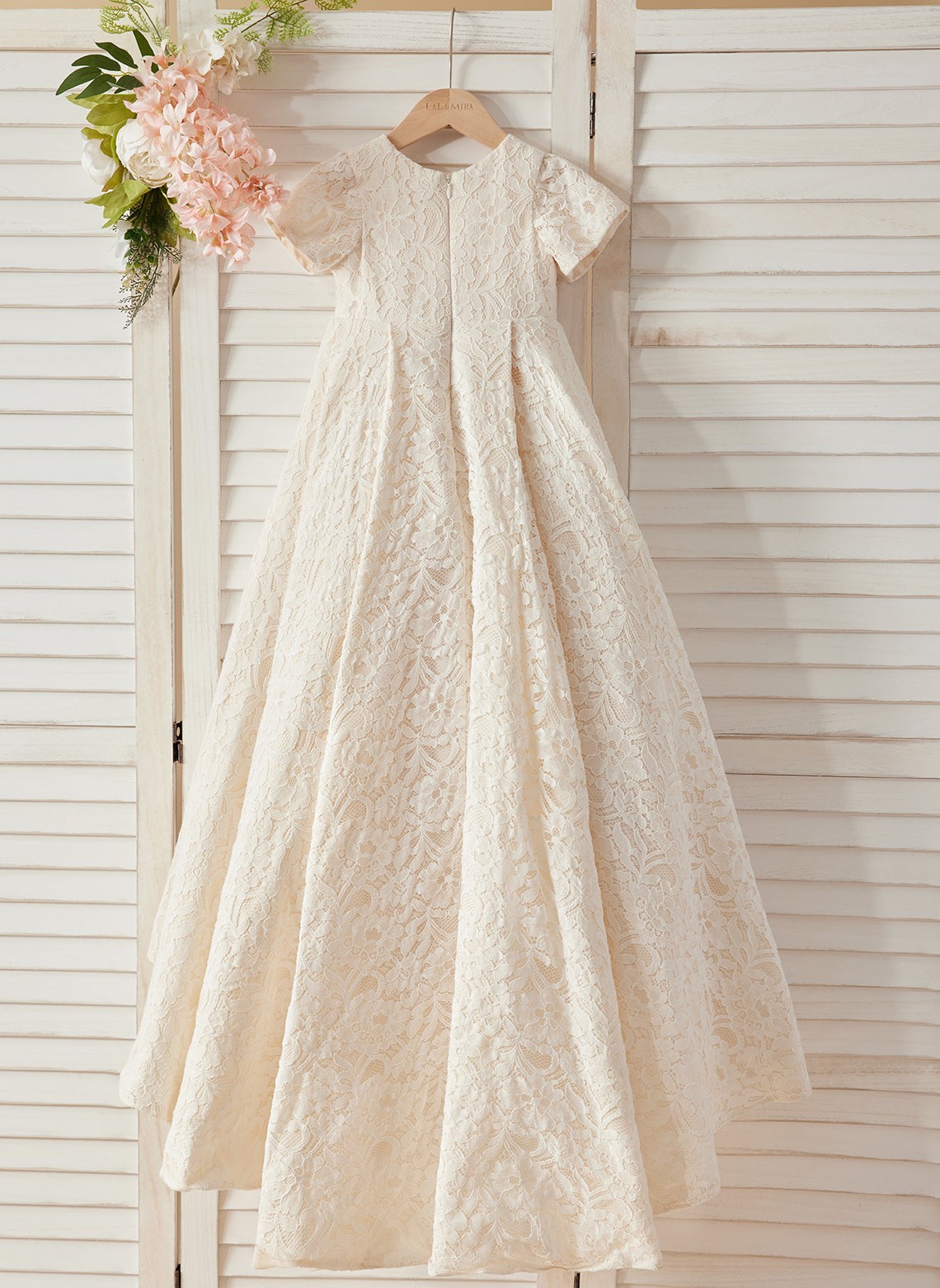 Vestido color marfil con cola de encaje y corte en A (010146744) 