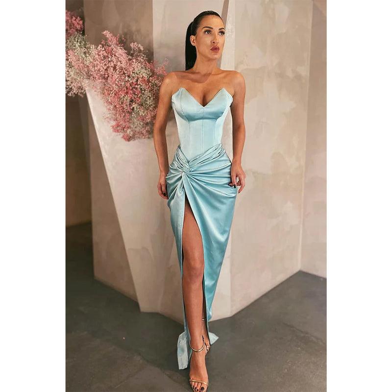 Vestido de fiesta largo de satén elástico azul cielo con escote en V y abertura alta. 