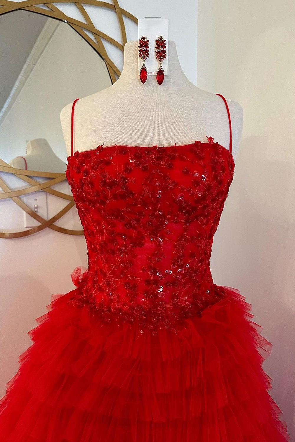 Robe de bal longue rouge de princesse à fines bretelles et volants appliqués