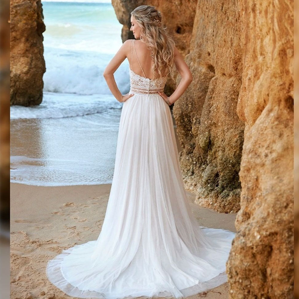 Robe de mariée bohème simple en mousseline dos nu et col en V, ornée de dentelle et sans manches, idéale pour la plage. 