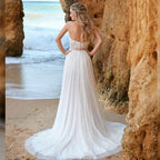 Robe de mariée bohème simple en mousseline dos nu et col en V, ornée de dentelle et sans manches, idéale pour la plage. 