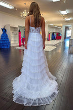 Robe de bal blanche à bretelles spaghetti, coupe princesse, corset et appliques à volants
