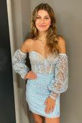 Magnifique robe fourreau bleue courte à décolleté cœur et broderies.