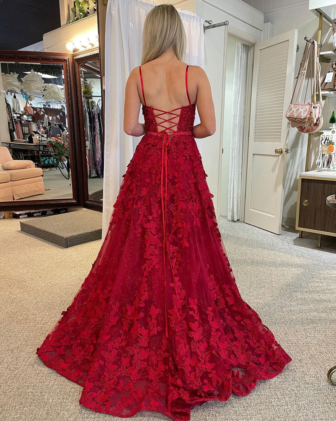 Lindos vestidos de graduación rojos de encaje con escote redondo y corte en A, adornados con cuentas.