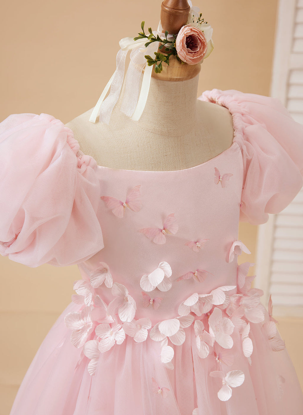 Vestido de niña de las flores de largo midi con mangas abullonadas, hombros descubiertos, apliques florales 3D y tul. 