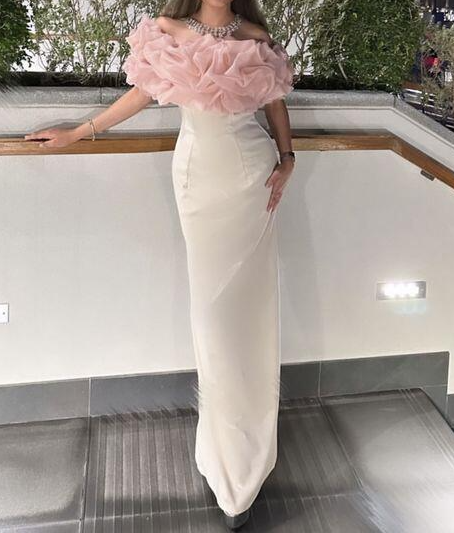 Elegante vestido largo de noche con hombros descubiertos y corte recto, estilo tubo, con pliegues, modelo Y7594