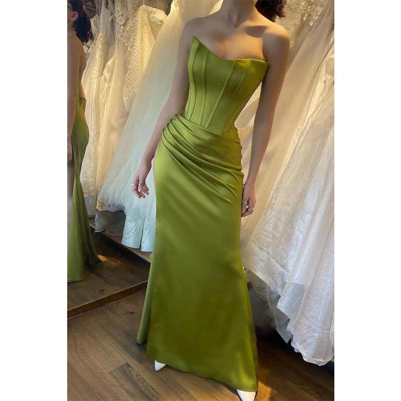 Robe de soirée longue verte à plis et à bretelles, coupe fourreau/colonne 