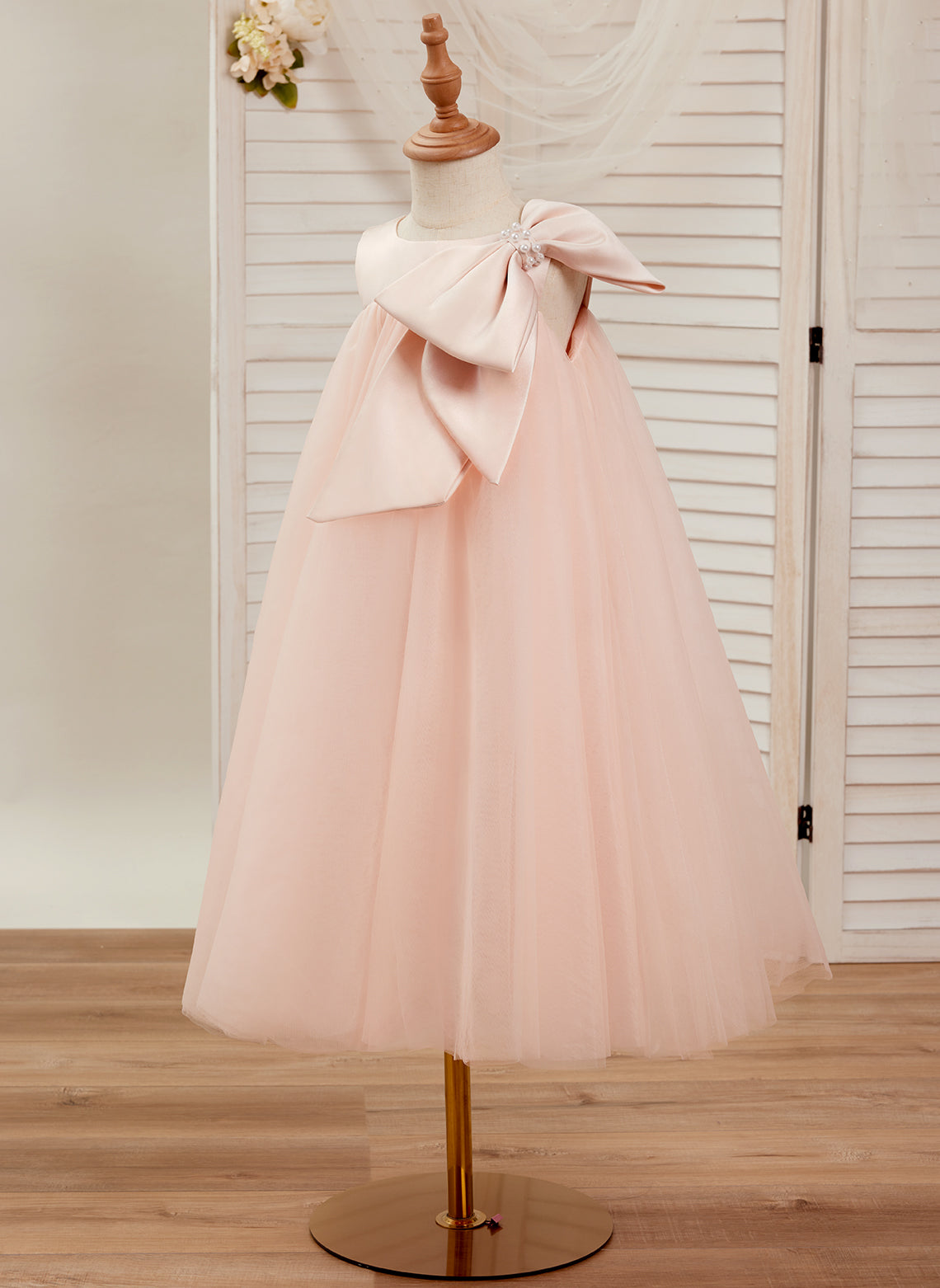 Vestido de niña pequeña de las flores, corte en A, con gran lazo y tul, hasta la rodilla. 