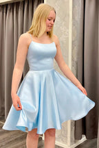 Robe de bal courte bleue à fines bretelles spaghetti et coupe trapèze