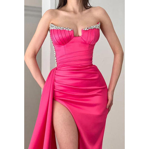 Robe de bal longue en satin froncé, bustier, perles et fente