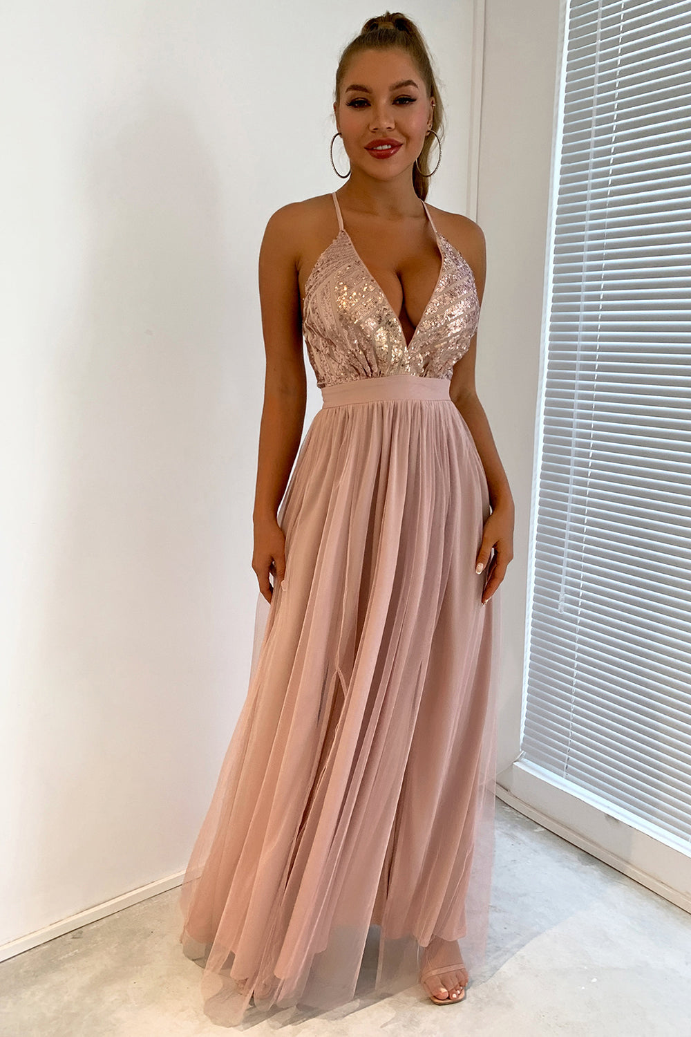 Vestido de fiesta con lentejuelas y escote en V