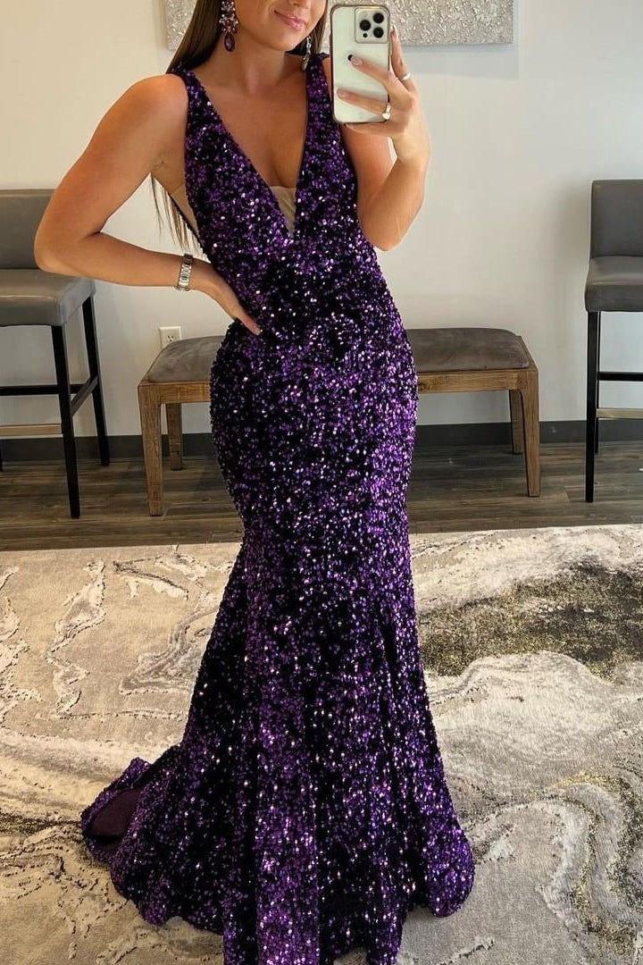 Vestido largo de sirena morado con escote en V y espalda descubierta, adornado con lentejuelas.