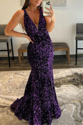 Vestido largo de sirena morado con escote en V y espalda descubierta, adornado con lentejuelas.