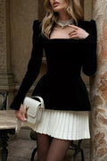 Robe mini plissée Netta en velours à col carré et manches longues, ornée de perles au dos 