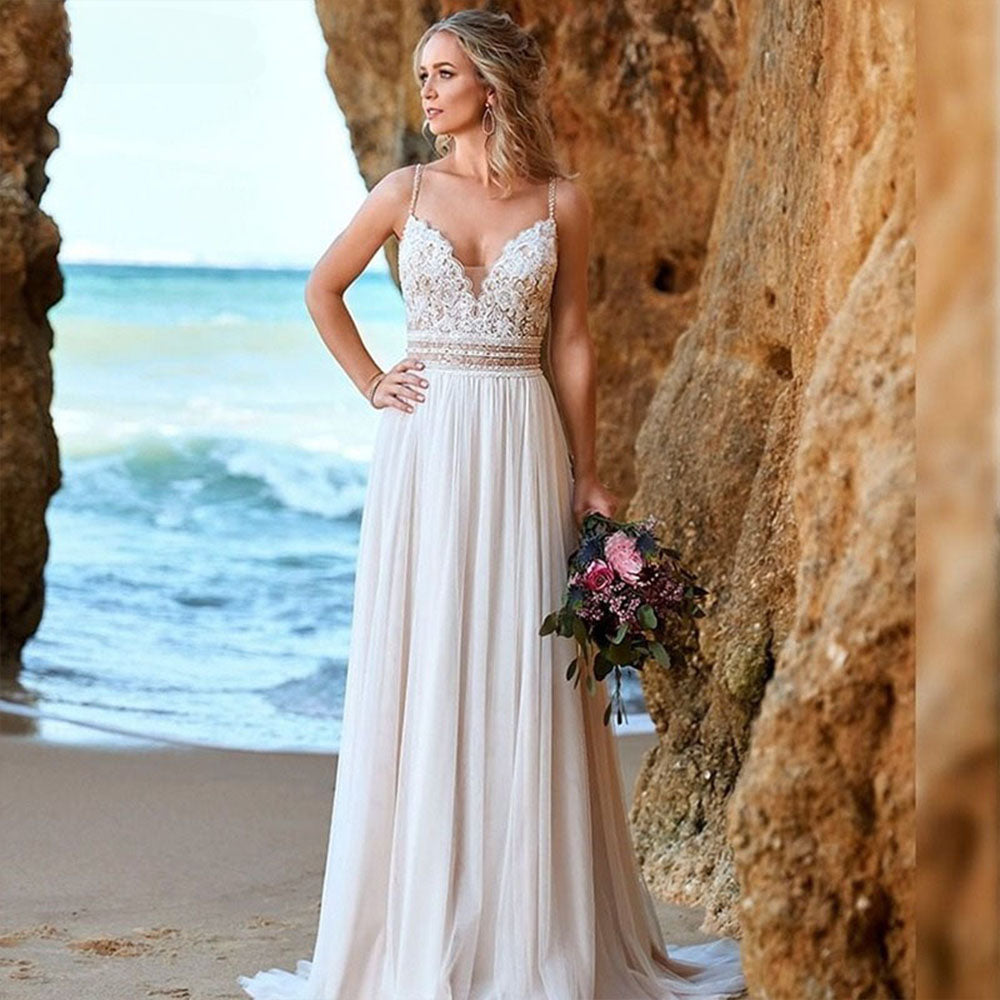 Robe de mariée bohème simple en mousseline dos nu et col en V, ornée de dentelle et sans manches, idéale pour la plage. 
