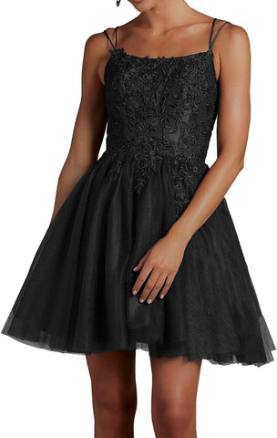 Vestido de fiesta corto de tul con encaje y cuentas, escote cuadrado cuadrado y tirantes finos. 