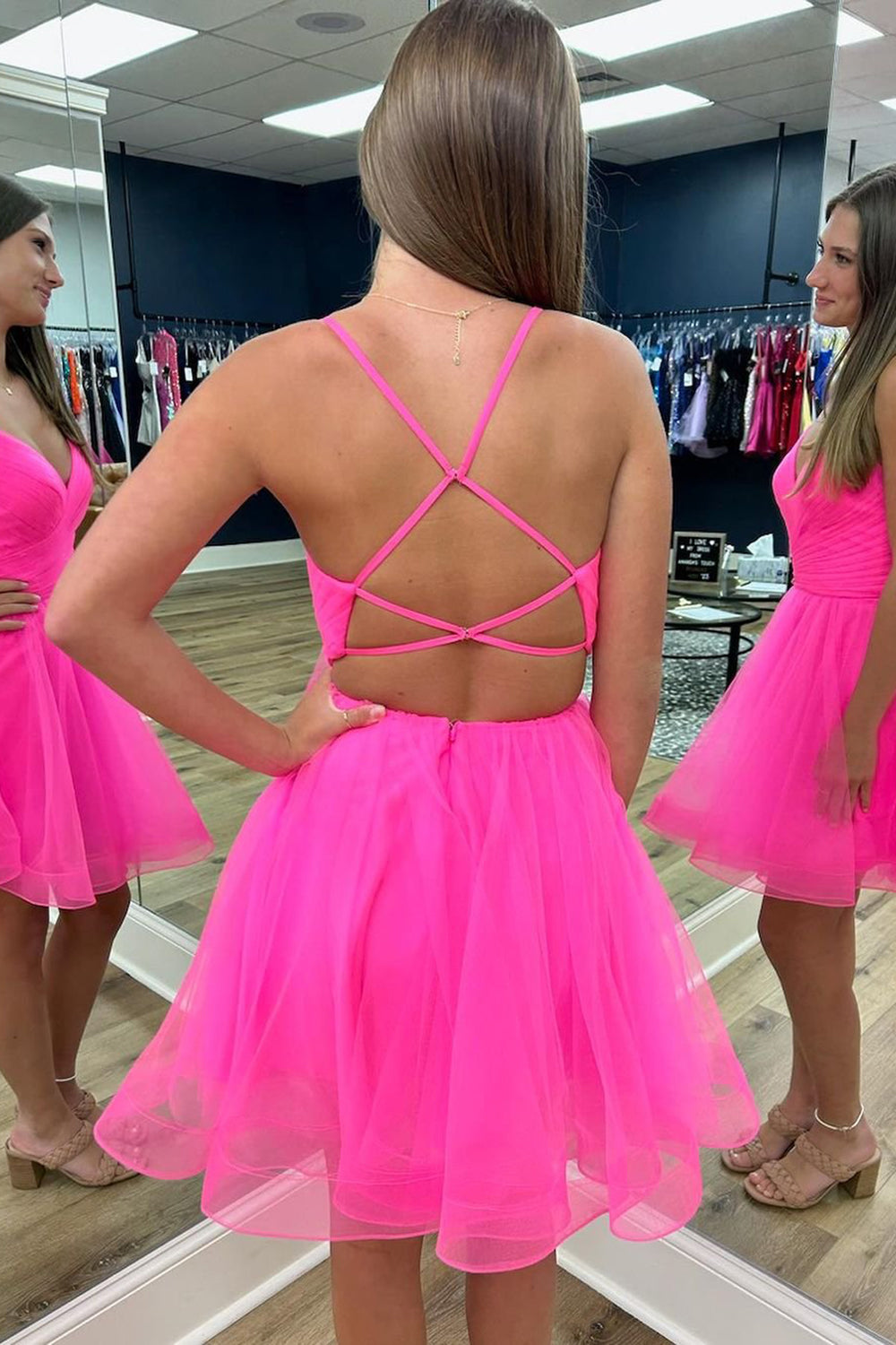 Robe courte rose fuchsia à bretelles spaghetti et dos croisé, coupe trapèze.