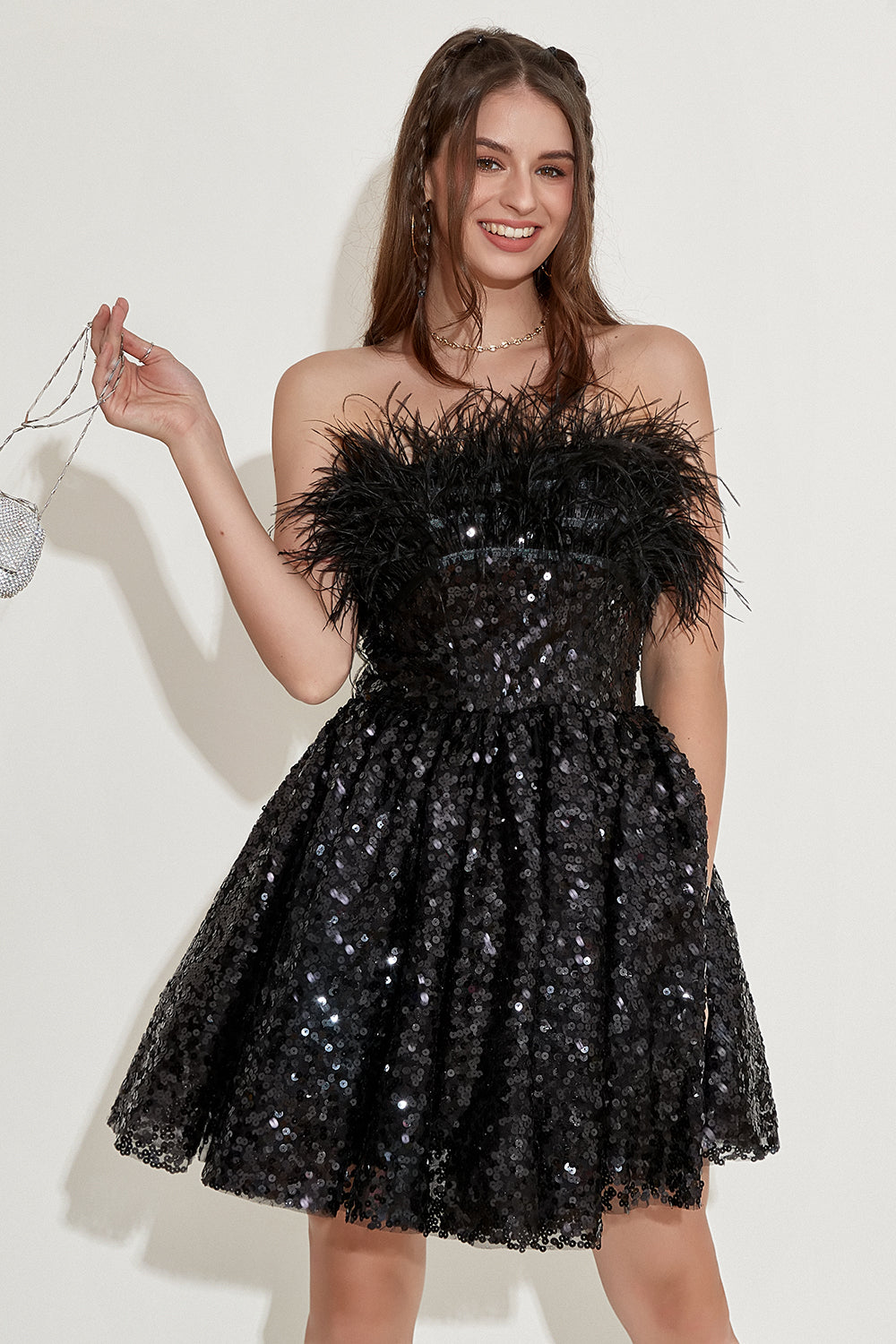 Vestido de cóctel sin tirantes con plumas