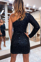 Vestido corto ajustado de lentejuelas brillantes con un solo hombro y borla, ideal para fiestas de bienvenida.