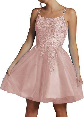 Vestido de fiesta corto de tul con encaje y cuentas, escote cuadrado cuadrado y tirantes finos. 