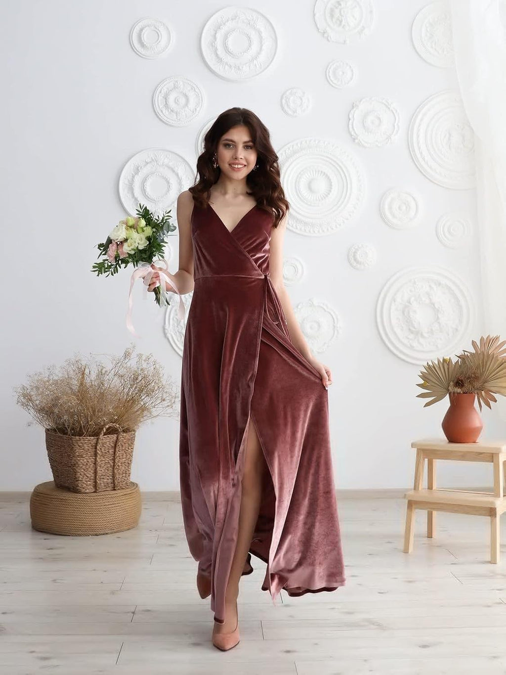 Vestido largo de dama de honor de terciopelo con escote en V, ideal para fiestas formales de graduación o eventos formales. Con abertura. 