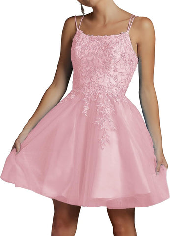 Vestido de fiesta corto de tul con encaje y cuentas, escote cuadrado cuadrado y tirantes finos. 