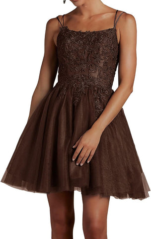 Vestido de fiesta corto de tul con encaje y cuentas, escote cuadrado cuadrado y tirantes finos. 