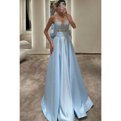 Robe de soirée longue trapèze en satin à paillettes et bretelles spaghetti à col en V