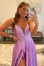 Vestido largo de fiesta morado con escote en V profundo y corte en A, con pedrería.