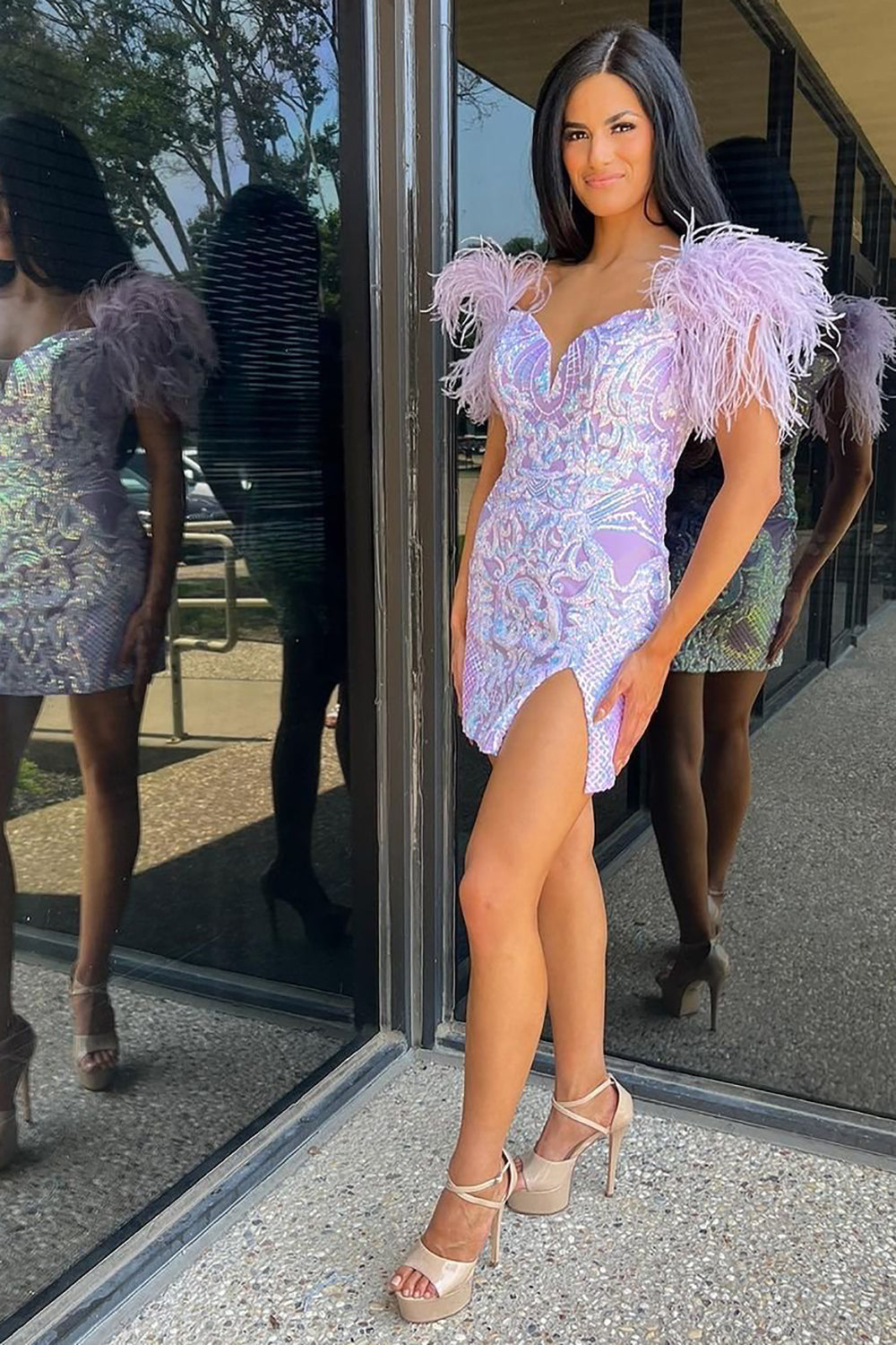 Robe fourreau courte élégante fuchsia/lilas pour le bal de promo, ornée de plumes.