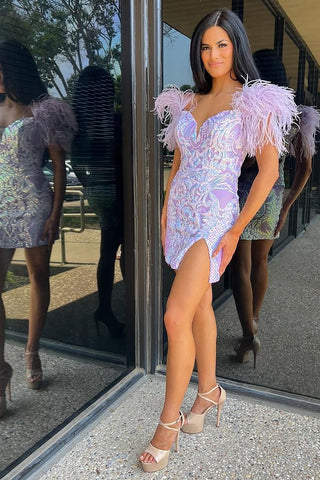 Robe fourreau courte élégante fuchsia/lilas pour le bal de promo, ornée de plumes.