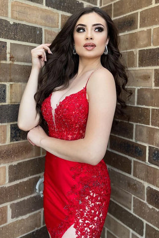 Robe de bal courte rouge fourreau à fines bretelles et appliques