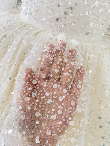 Vestido de cumpleaños de niña color marfil satinado hasta la rodilla 