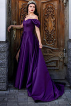 Vestido largo de fiesta morado con escote barco y abertura frontal.