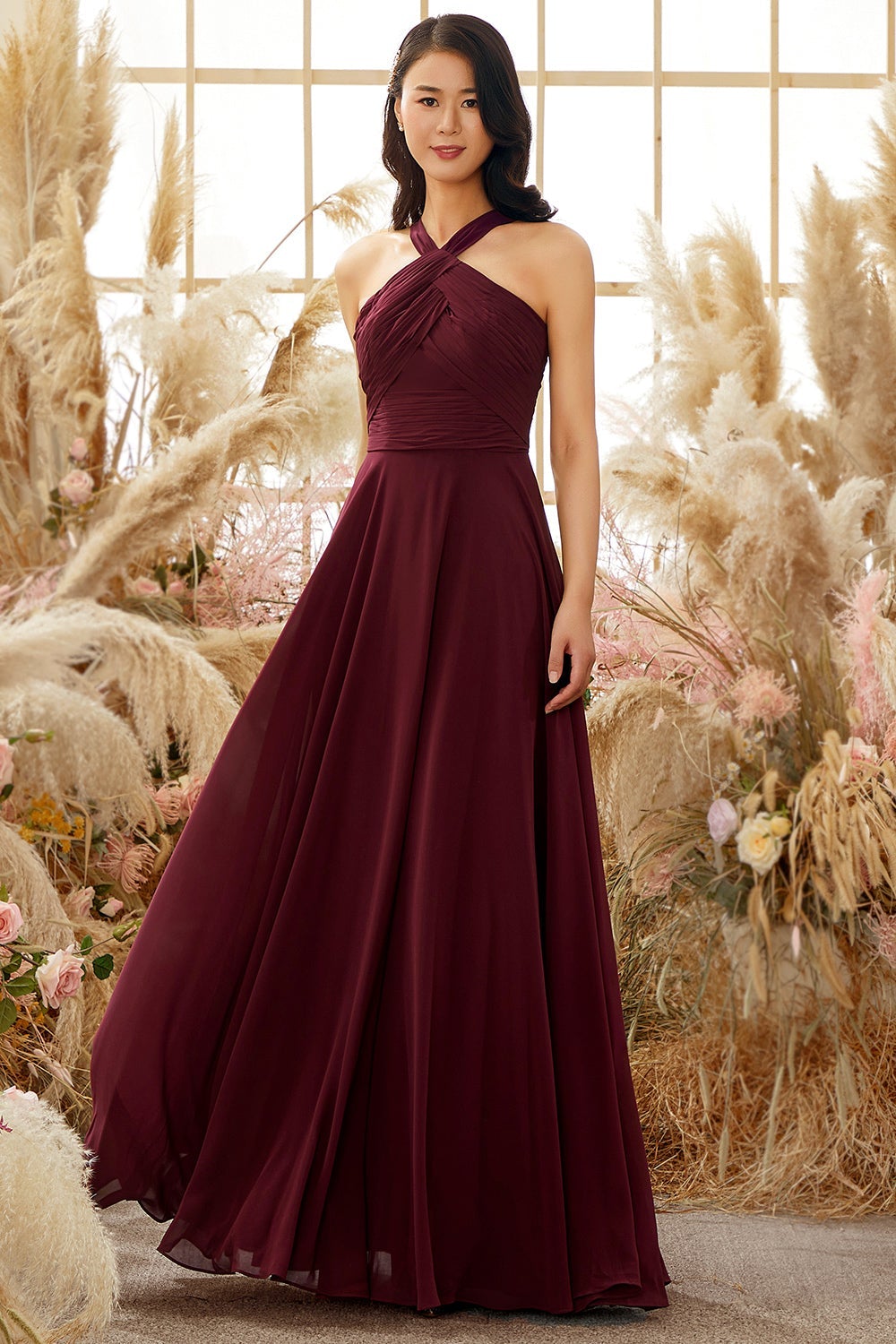 Vestido de dama de honor de gasa color burdeos con cuello halter