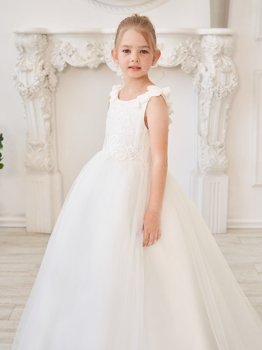 Elegante vestido blanco de tul para niña de las flores con cola corta 