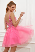 Vestido corto de fiesta de bienvenida con tirantes finos, corte en A y espalda descubierta